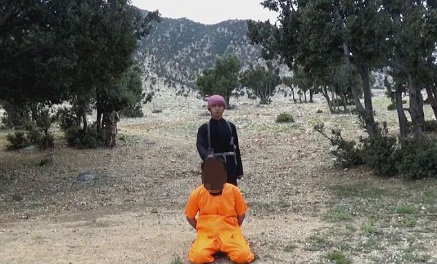 (تصاویر) اعدام عضو طالبان توسط کودک داعشی (تصاویر) اعدام عضو طالبان توسط کودک داعشی