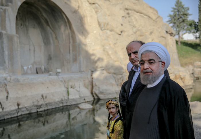 (تصاویر) روحانی در طاق بستان