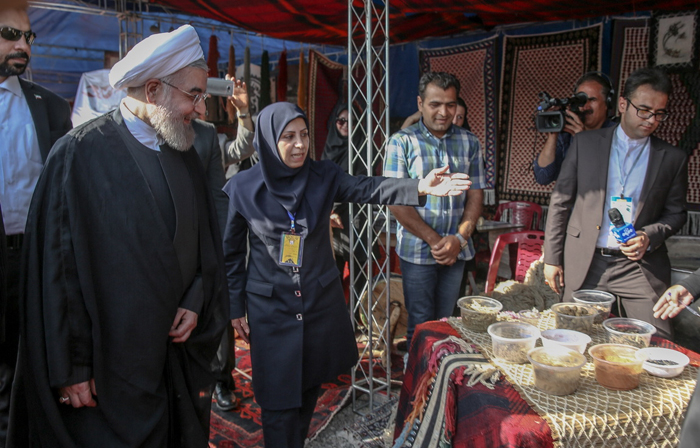 (تصاویر) روحانی در طاق بستان