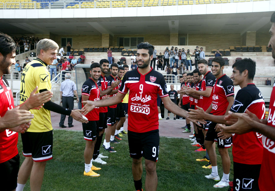 (تصاویر) استقبال گرم پرسپولیسیها از طارمی (تصاویر) استقبال گرم پرسپولیسیها از طارمی