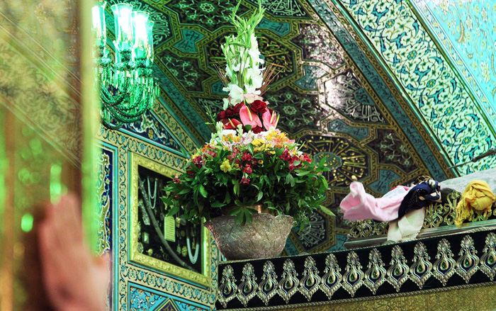 تصاویر/ تعویض گلهای ضریح امام رضا(ع) تصاویر/ تعویض گلهای ضریح امام رضا(ع)