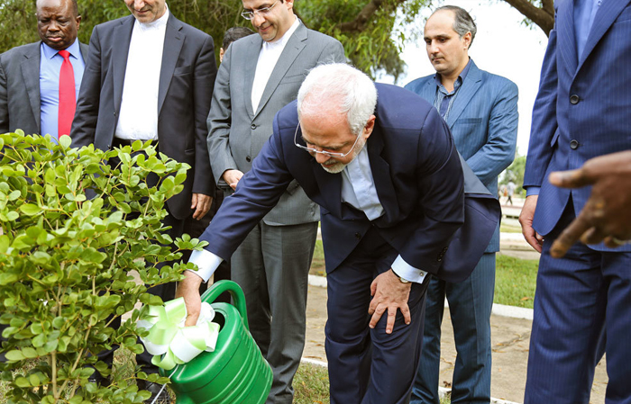 (تصاویر) بازدید ظریف از آرامگاه قوام نکرومه