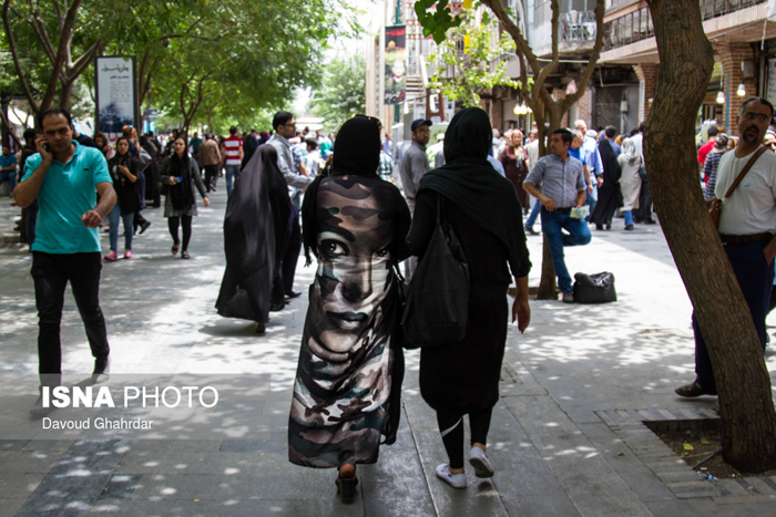(تصاویر) مانتویی که صاحبش را ملکه میکند (تصاویر) مانتویی که صاحبش را ملکه میکند