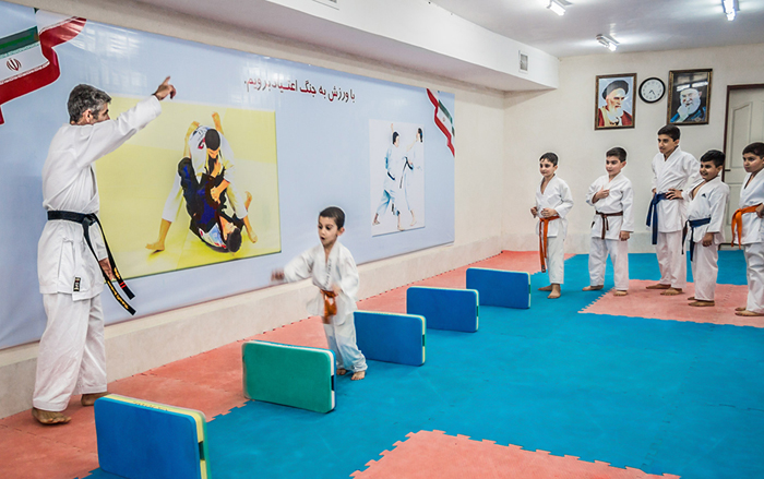 (تصاویر) رفتگری که قهرمان کاراته است