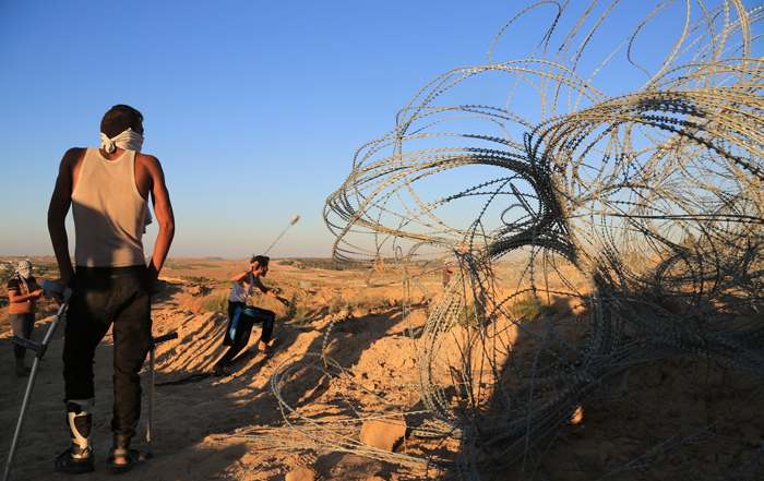 (تصاویر) حمله سربازان اسرائیل به جوانان در غزه