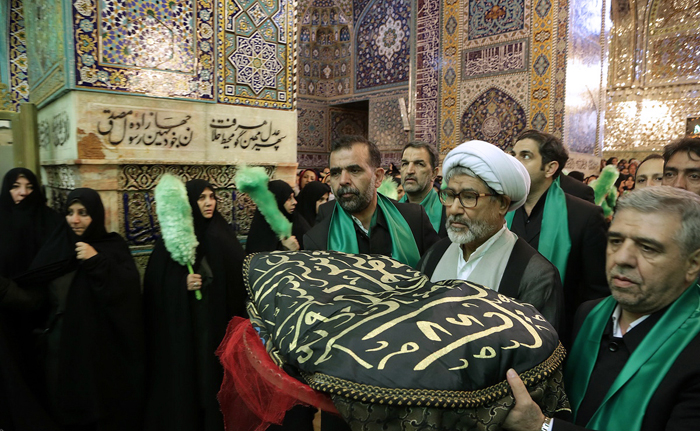 (تصاویر) نصب پرچم عزا بر فراز گنبد رضوی (تصاویر) نصب پرچم عزا بر فراز گنبد رضوی