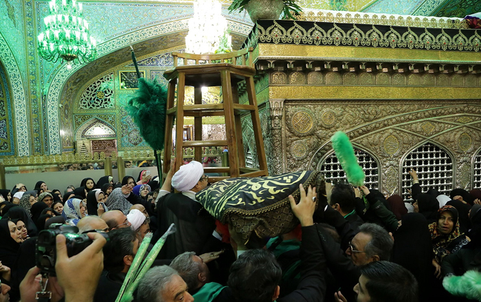 (تصاویر) نصب پرچم عزا بر فراز گنبد رضوی (تصاویر) نصب پرچم عزا بر فراز گنبد رضوی