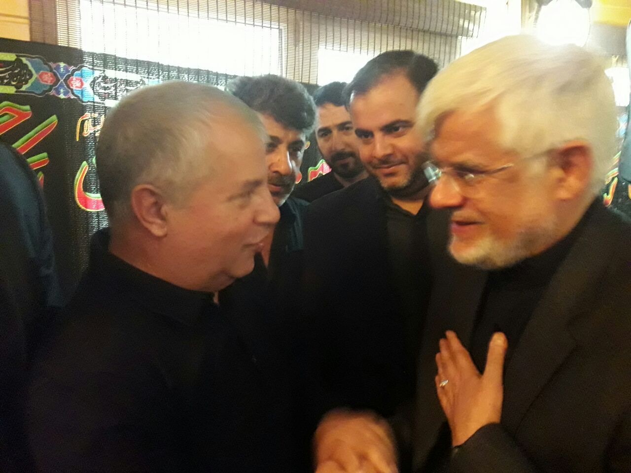 (تصویر) رویارویی عارف و علی پروین در یک مراسم عزاداری (تصویر) رویارویی عارف و علی پروین در یک مراسم عزاداری