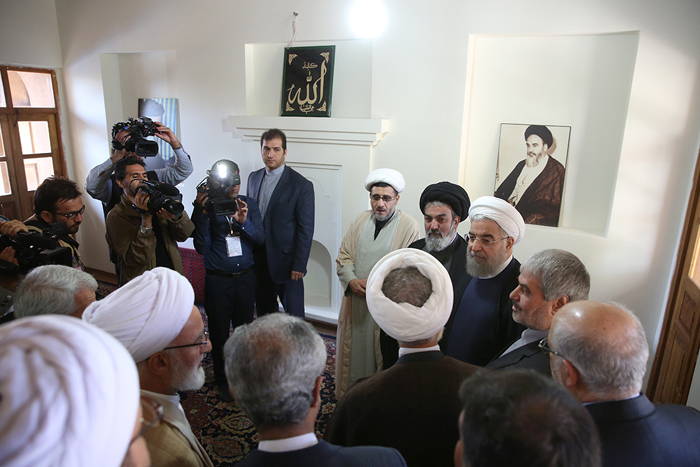 (تصاویر) روحانی در بیت امام(ره) در خمین (تصاویر) روحانی در بیت امام(ره) در خمین