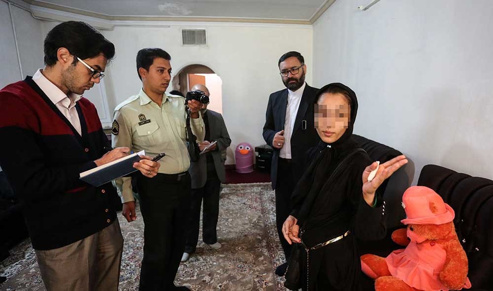 (تصاویر) بازسازی صحنه قتل طاهای ۶ ساله توسط پدر و نامادریاش (تصاویر) بازسازی صحنه قتل طاهای ۶ ساله توسط پدر و نامادریاش