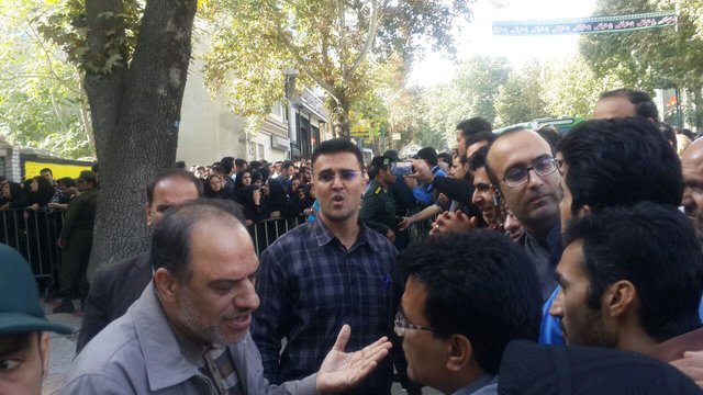 جنجال بازداشت یک متهم در کرمانشاه +(تصاویر) جنجال بازداشت یک متهم در کرمانشاه +(تصاویر)