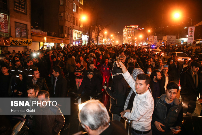 (تصاویر) گریههای مهدی و فائزه مقابل بیمارستان (تصاویر) گریههای مهدی و فائزه مقابل بیمارستان