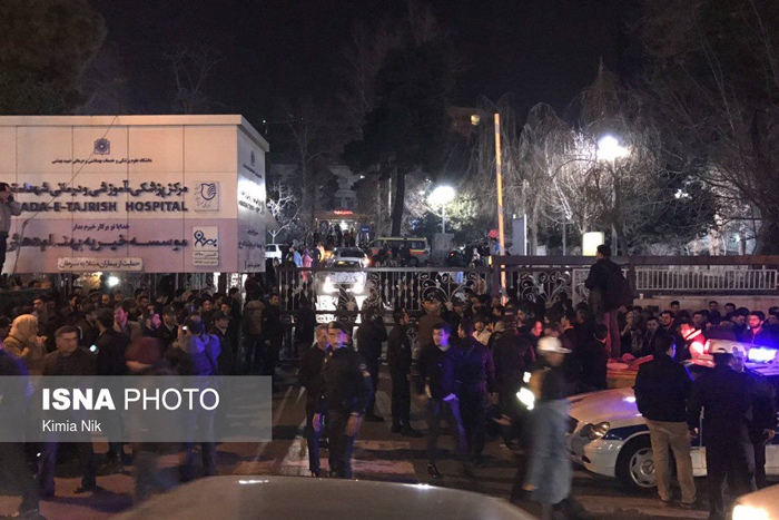 (تصاویر) گریههای مهدی و فائزه مقابل بیمارستان (تصاویر) گریههای مهدی و فائزه مقابل بیمارستان