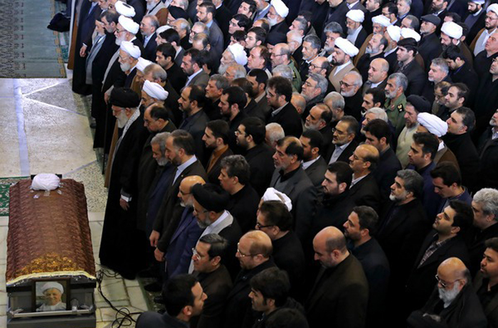 (تصاویر) نماز رهبرانقلاب بر پیکر 