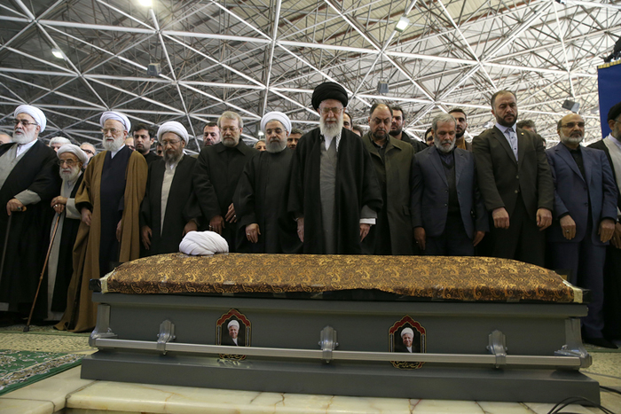 (تصاویر) اقامه نماز رهبرانقلاب بر پیکر 