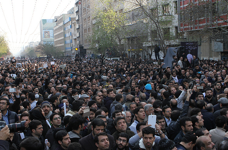 (تصاویر) پیکر هاشمی میان سیل جمعیت (تصاویر) پیکر هاشمی میان سیل جمعیت