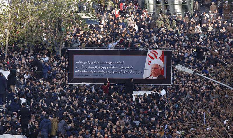 (تصاویر) پیکر هاشمی میان سیل جمعیت (تصاویر) پیکر هاشمی میان سیل جمعیت