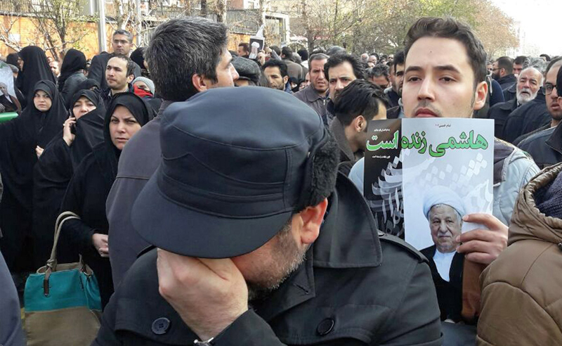 (تصاویر) پیکر هاشمی میان سیل جمعیت (تصاویر) پیکر هاشمی میان سیل جمعیت