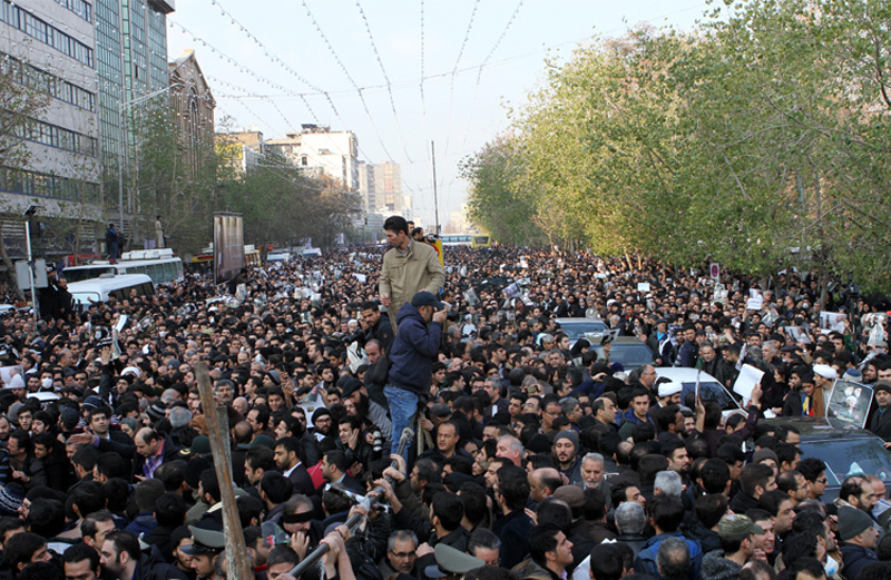 (تصاویر) پیکر هاشمی میان سیل جمعیت (تصاویر) پیکر هاشمی میان سیل جمعیت