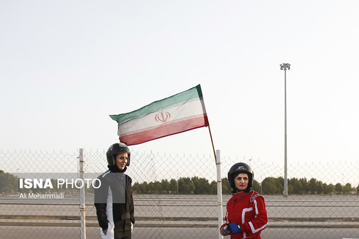 (تصاویر) رقابت زنان و مردان اتومبیلران در اهواز (تصاویر) رقابت زنان و مردان اتومبیلران در اهواز