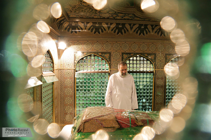 (تصاویر) سردار سلیمانی در غبارروبی حرم رضوی (تصاویر) سردار سلیمانی در غبارروبی حرم رضوی