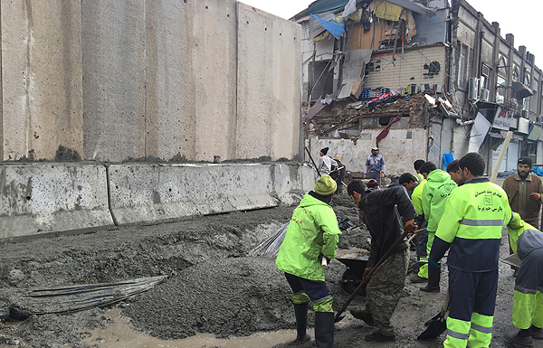 (تصاویر) دیوارکشی به دور پلاسکو (تصاویر) دیوارکشی به دور پلاسکو