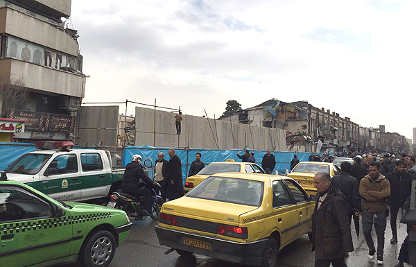 (تصاویر) دیوارکشی به دور پلاسکو (تصاویر) دیوارکشی به دور پلاسکو