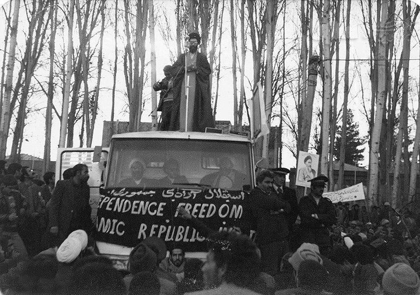تصویری از رهبر انقلاب در تظاهرات علیه رژیم پهلوی تصویری از رهبر انقلاب در تظاهرات علیه رژیم پهلوی