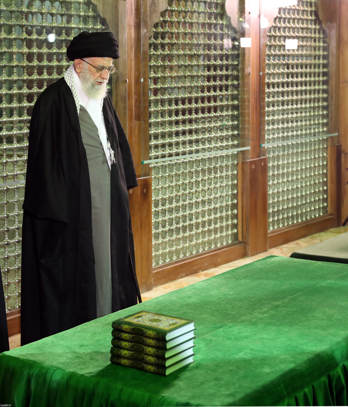 (تصاویر) رهبرانقلاب بر مزار آیت‌الله هاشمی