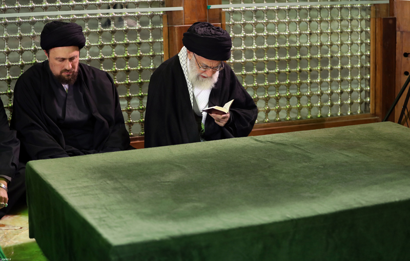 (تصاویر) رهبرانقلاب بر مزار آیت‌الله هاشمی