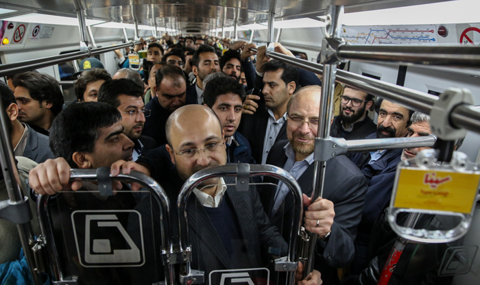 (تصاویر) گفتگو با قالیباف در مترو (تصاویر) گفتگو با قالیباف در مترو