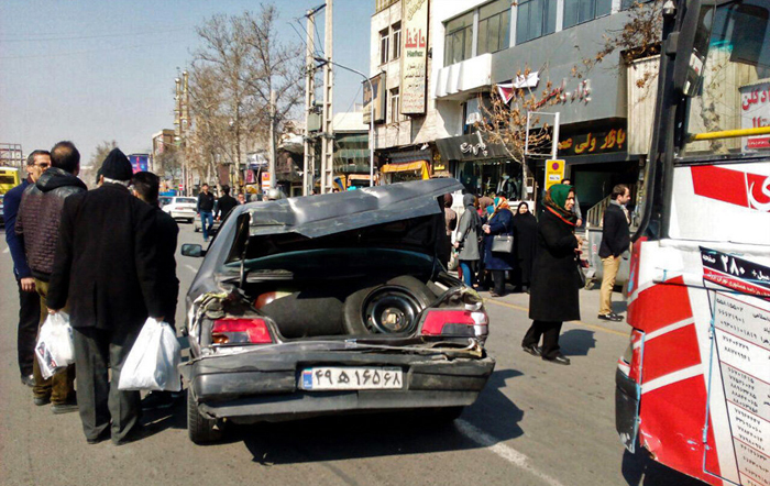 (تصاویر) برخورد اتوبوس با عابران پیاده در کرج (تصاویر) برخورد اتوبوس با عابران پیاده در کرج