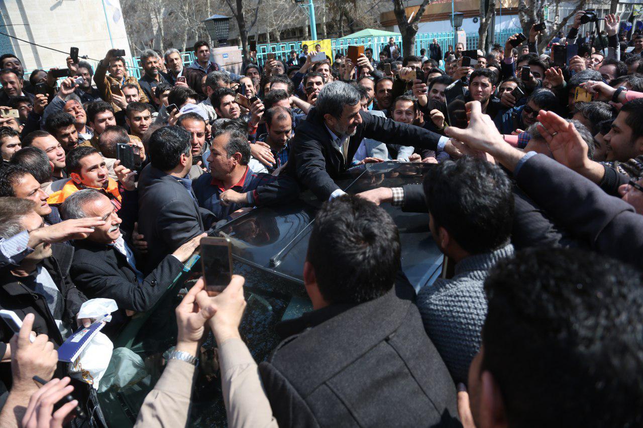 (تصاویر) حضور احمدی نژاد در بازار تهران