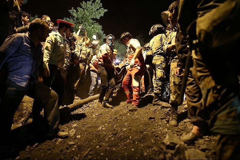 (تصاویر) خارج کردن پیکر جانباختگان حادثه ریزش معدن (تصاویر) خارج کردن پیکر جانباختگان حادثه ریزش معدن