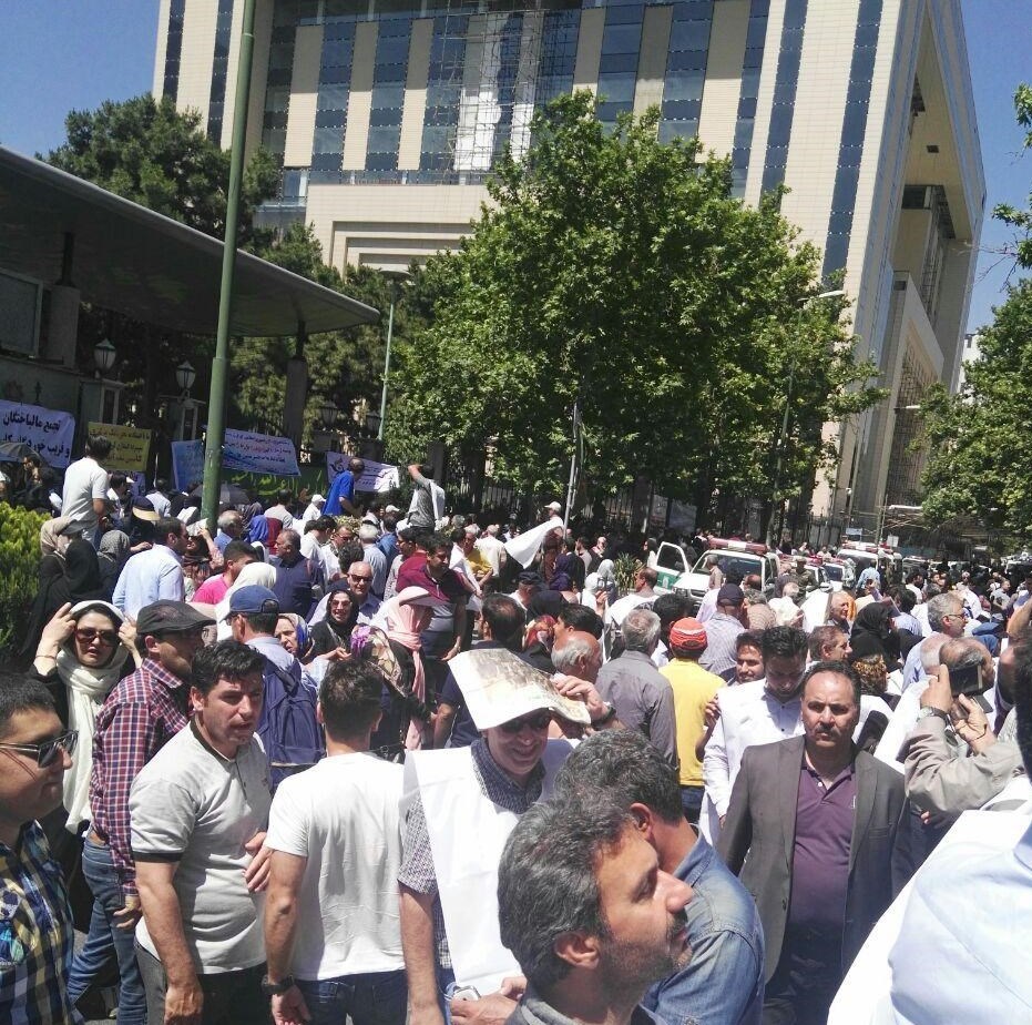 (تصاویر)کاسپینی‌ها مقابل بانک مرکزی کفن پوش شدند