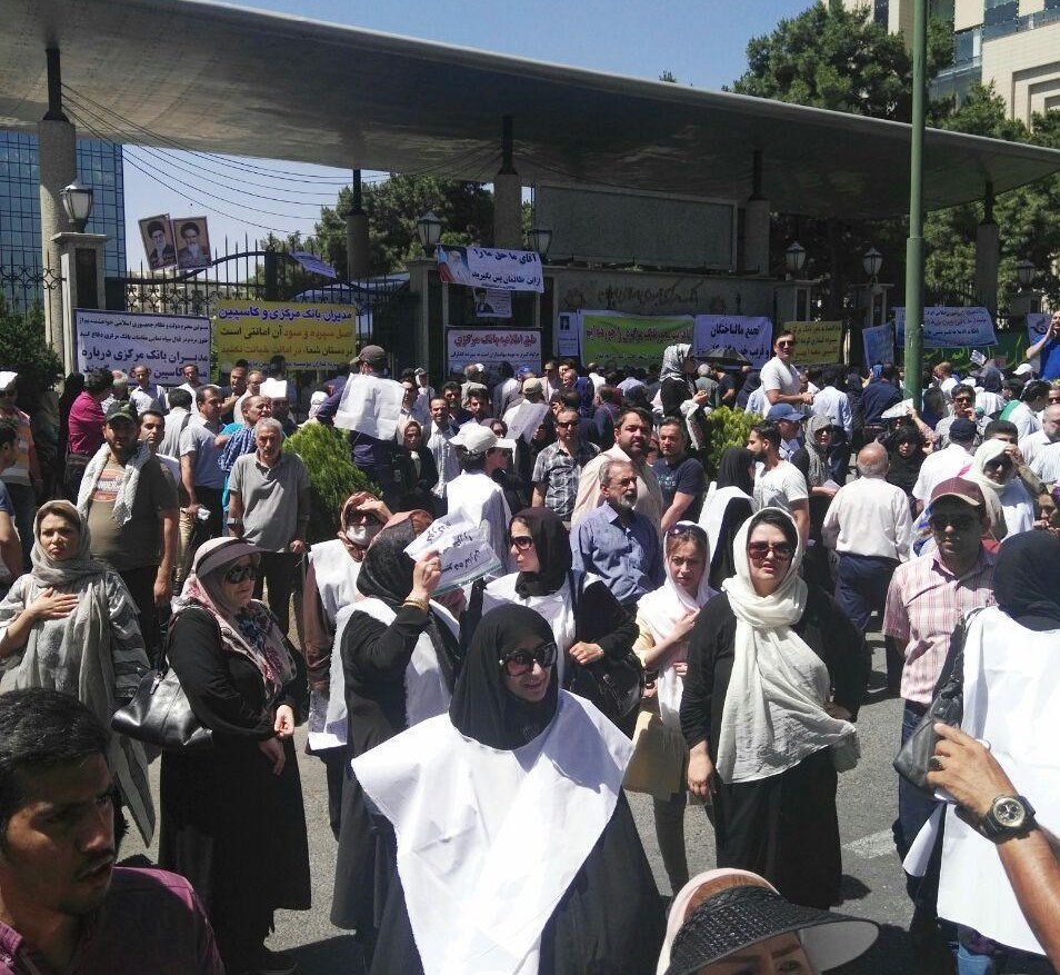 کاسپینی‌ها مقابل بانک مرکزی کفن پوش شدند