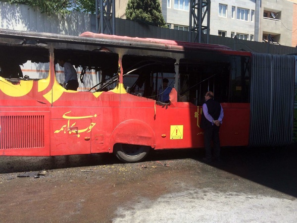 (عکس) اتوبوس بیآرتی در پارکوی آتش گرفت (عکس) اتوبوس بیآرتی در پارکوی آتش گرفت