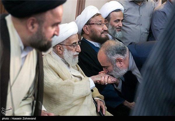 بوسه مشاور رئیسجمهور بر دست آیتالله جنتی بوسه مشاور رئیسجمهور بر دست آیتالله جنتی