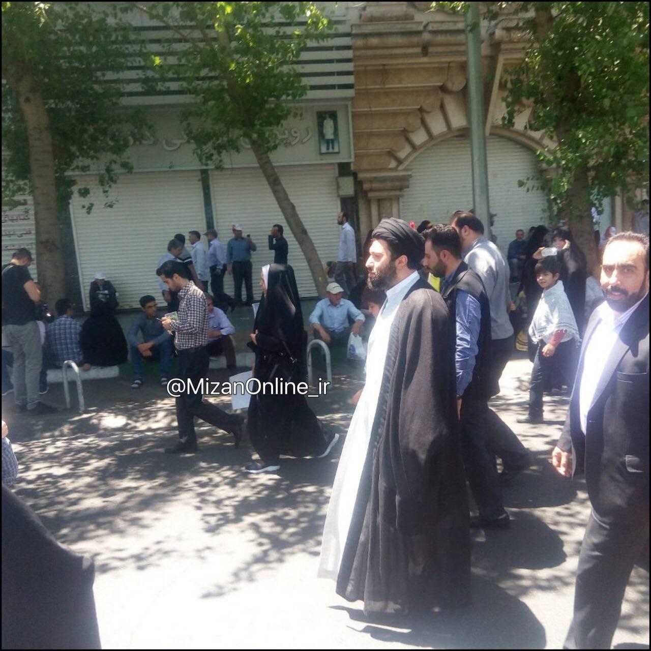 (عکس) فرزند رهبر معظم انقلاب در راهپیمایی (عکس) فرزند رهبر معظم انقلاب در راهپیمایی