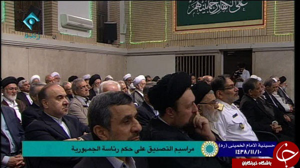 (تصاویر) اقدام جالب احمدی نژاد در مراسم تنفیذ (تصاویر) اقدام جالب احمدی نژاد در مراسم تنفیذ