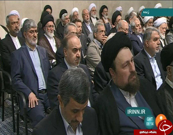 (تصاویر) اقدام جالب احمدی نژاد در مراسم تنفیذ (تصاویر) اقدام جالب احمدی نژاد در مراسم تنفیذ