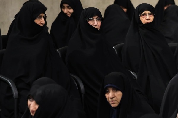 (عکس) دختران امام خمینی(ره) در مراسم تنفیذ (عکس) دختران امام خمینی(ره) در مراسم تنفیذ