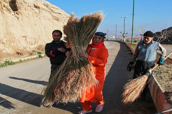 پای درد دل تنها بانوی رفتگر ایران
