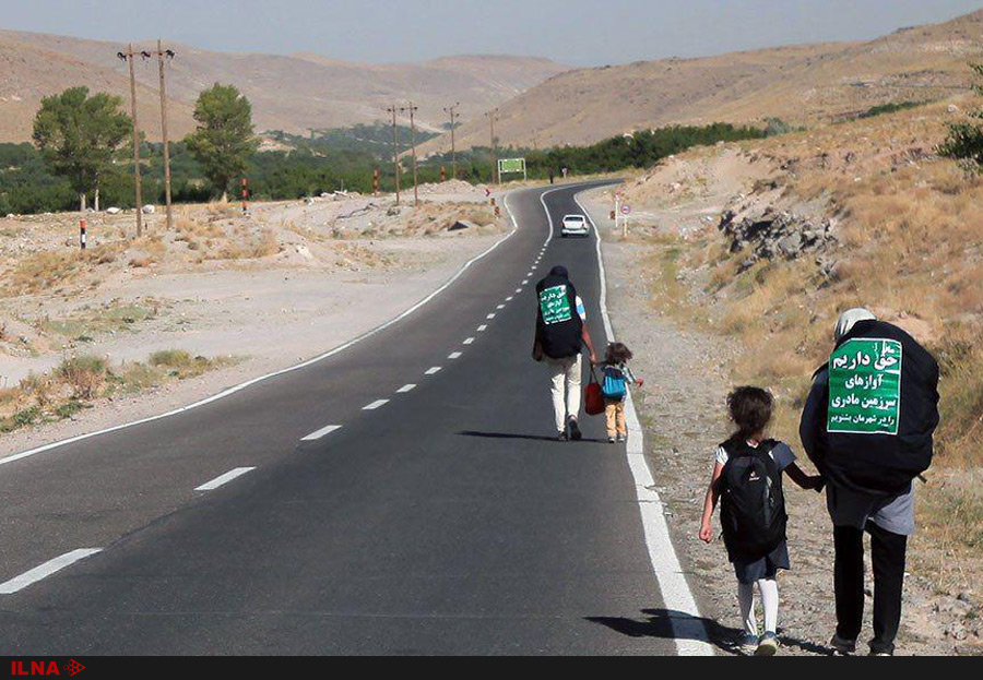 (تصاویر) اعتراض متفاوت یک خانواده مشهدی به لغو کنسرتها (تصاویر) اعتراض متفاوت یک خانواده مشهدی به لغو کنسرتها