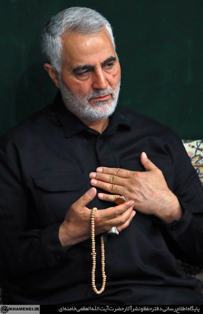 (تصویر) بوسه رهبر انقلاب بر گونهی سردار سلیمانی (تصویر) بوسه رهبر انقلاب بر گونهی سردار سلیمانی