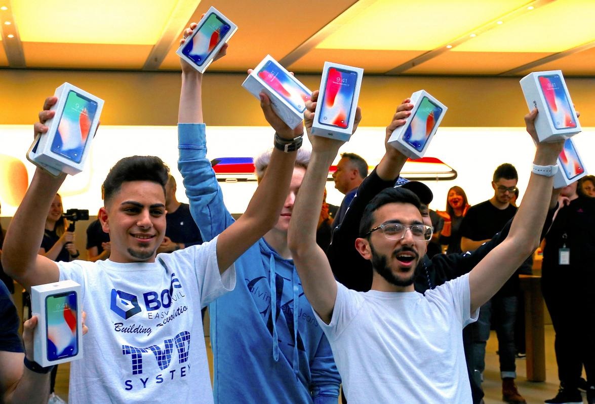 (تصاویر) اولین نفرهایی که آیفون ایکس خریدند (تصاویر) اولین نفرهایی که آیفون ایکس خریدند
