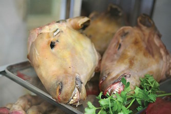 به این دلایل زبان و مغز گوسفند را نخورید