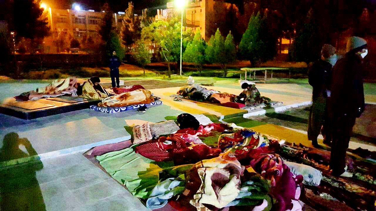 شببیداری دانشجویان کرمان در سرما از ترس زلزله شببیداری دانشجویان کرمان در سرما از ترس زلزله