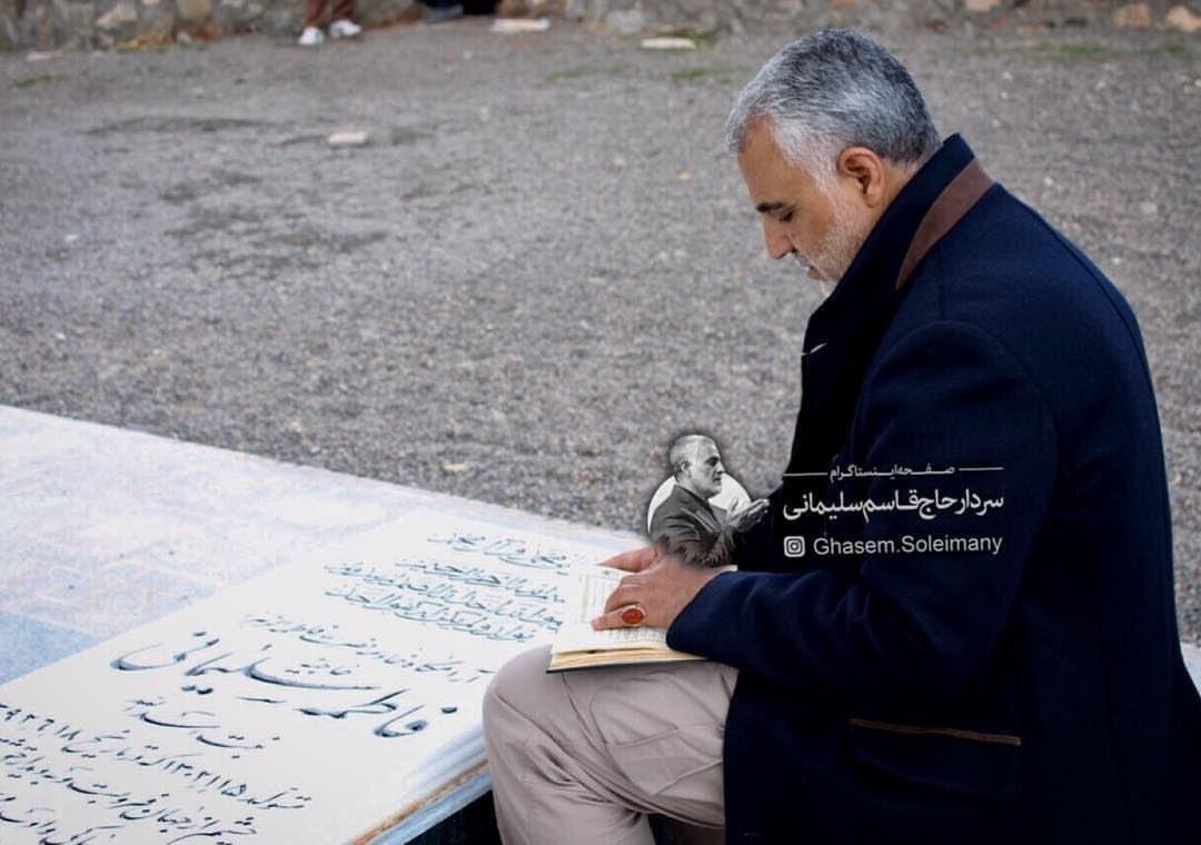 (تصویر) سردار سلیمانی بر مزار مادرش در روز مادر