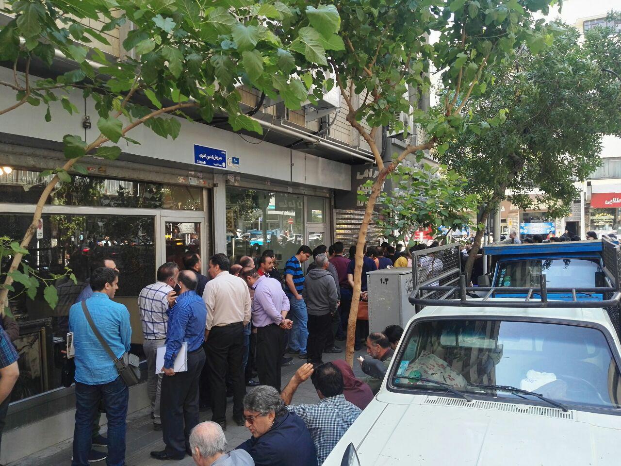 (تصاویر) صرافی‌های خصوصی کرکره هایشان را پایین کشیدند